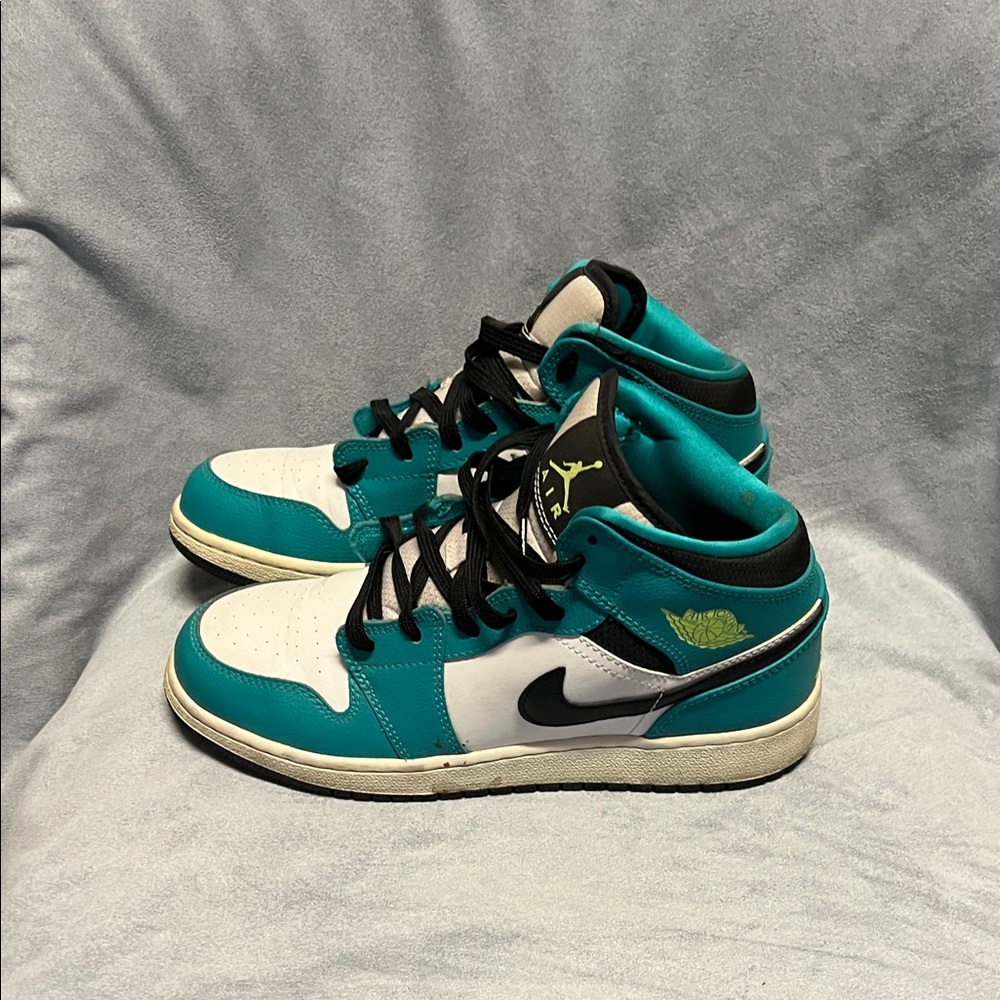Jordan Kids Sneakers Teal and White - Picture 2 of 4